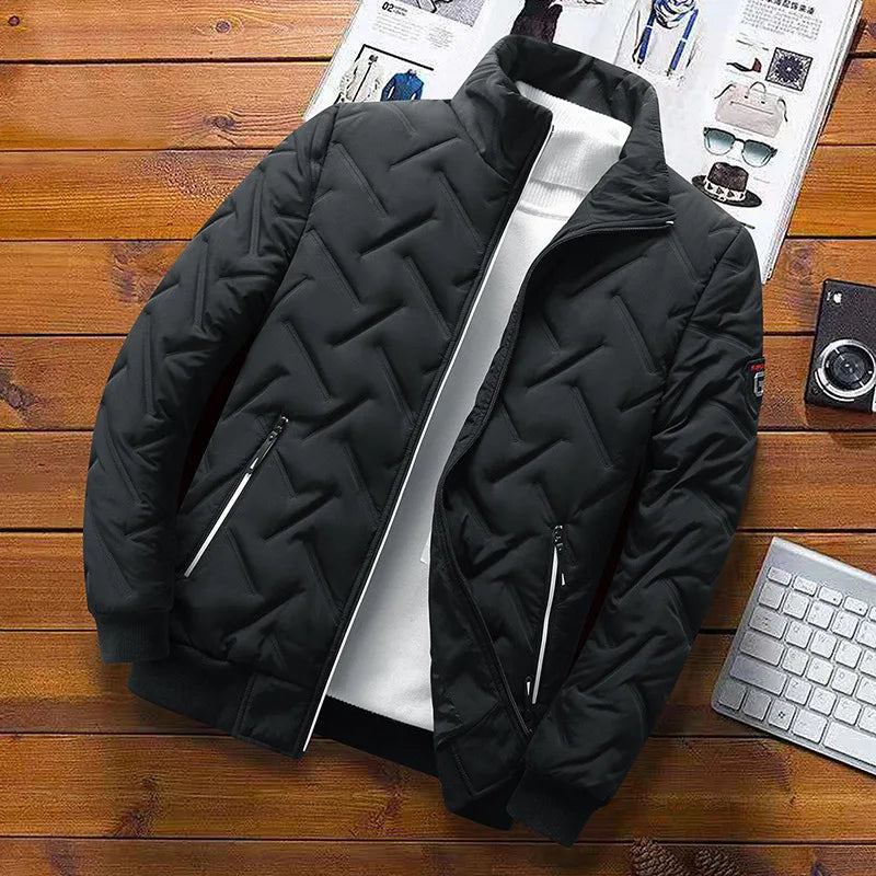 Jaqueta puffer masculina acolchoada com zíper, confortável. Confeccionada em algodão, é uma tendência da moda para o inverno de 2024.