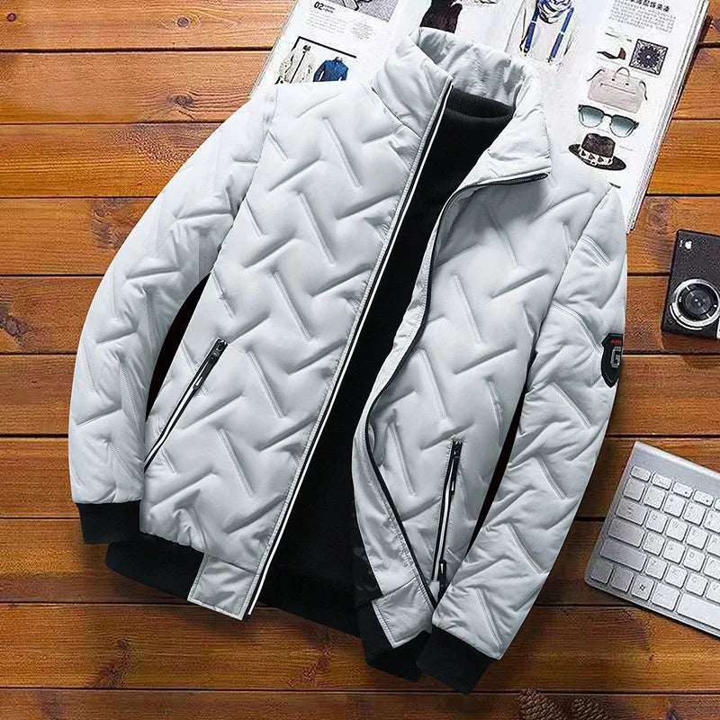 Jaqueta puffer masculina acolchoada com zíper, confortável. Confeccionada em algodão, é uma tendência da moda para o inverno de 2024.