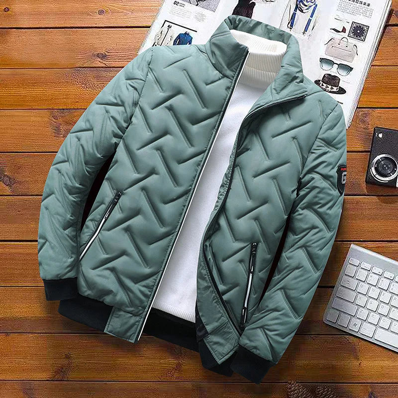 Jaqueta puffer masculina acolchoada com zíper, confortável. Confeccionada em algodão, é uma tendência da moda para o inverno de 2024.